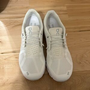 NEW Women’s on cloud running shoes.    Size 10.5